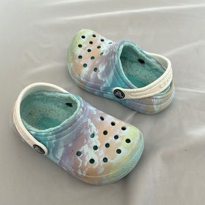 Kids’ marbled tie dye lined crocs